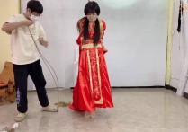 xiao素素定制紧缚新作品之最美红涩礼服新娘-杜觜，吊梆！本作品可在线看！