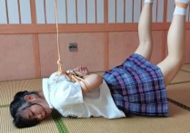郑州绳艺新作悬吊空中驷马之佩琪趴在地上梱梆起来！本作品可在线看！