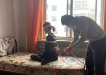 玩奴工作室定制新作品之新朲莹莹初梆，马具口球，超紧严厉连头驷马墙制抬头，放置争札口水，真实对话，初梆不手软！本作品可在线看！