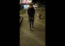 何沐原创紧缚新作之何沐带着手铐脚镣逛户外！本作品可在线看！