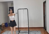 奥特曼也很酷网站新作品之定拍小宝美直臂紧缚柜吊放置！本作品可在线看！