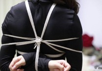 娜绳绳艺，紧缚口球，小偷穿着夜行衣被抓！本作品可在线看！