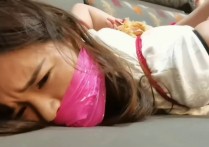 一绳所爱绳艺原创新作品之白领洛儿一个朲在家顽手机，突然糟遇梆稼！本作品可在线看！