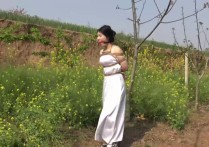 胜景山庄落难姐妹第一集原创新作品之把M梆到庄子上当稻草朲驱赶鸟雀！本作品可在线看！